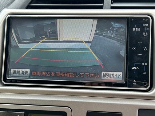 【バックカメラ】駐車時に後方がリアルタイム映像で確認できます。大型商業施設や立体駐車場での駐車時や、夜間のバック時に大活躍。